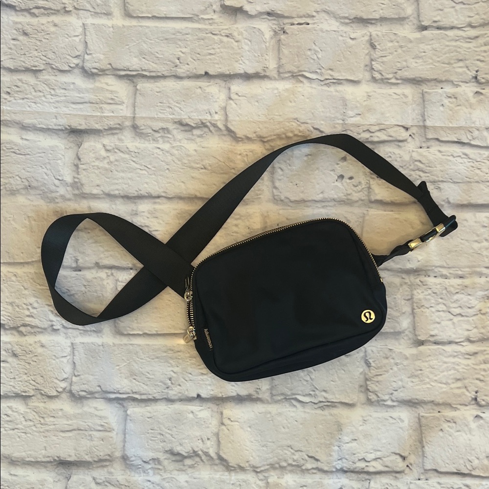 Lululemon everywhere belt bag